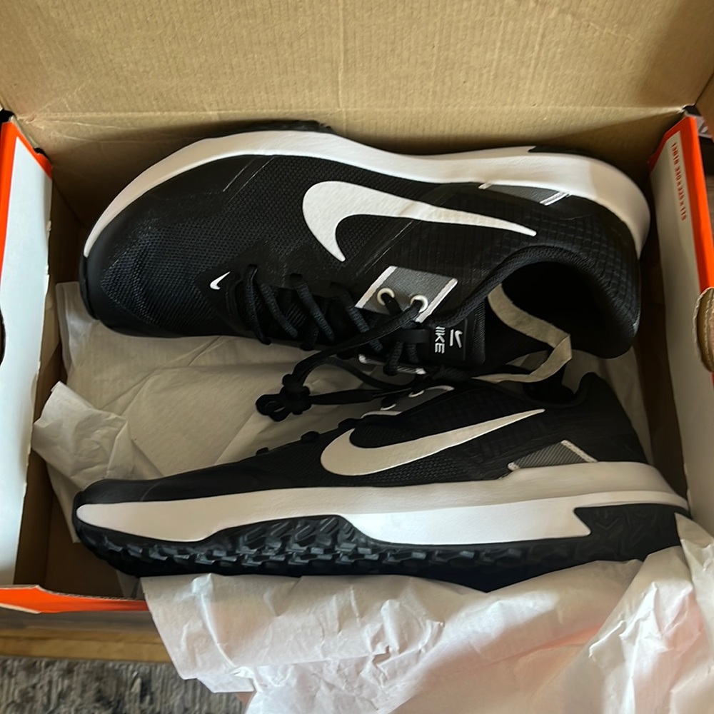 NWT Nike Varsity Compete TR 3 4E Black and white sz 9.5 mens sneakers